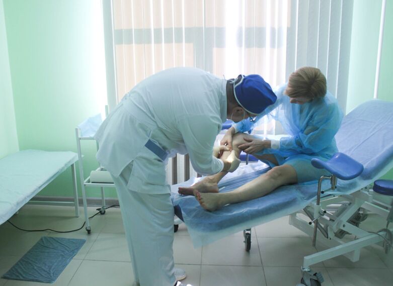 Ένας χειρουργός εξετάζει τις φλέβες ενός ασθενούς πριν πραγματοποιήσει μια επέμβαση.